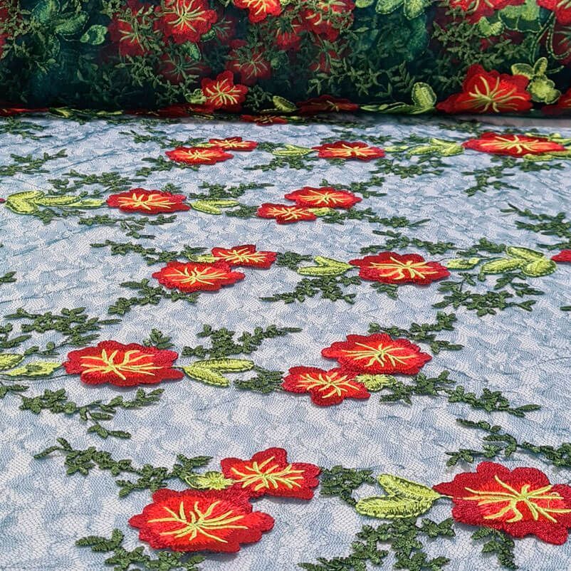 Tela de Tul Azul con Encajes de Flores Bordados en Rojo y Verde (ancho 1,50M)