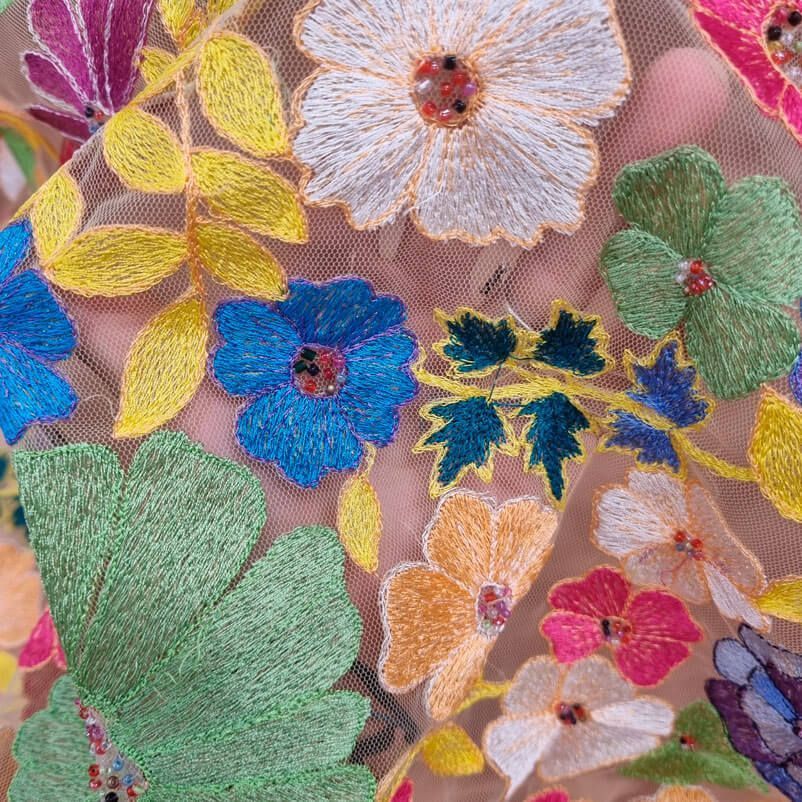 Tela de Tul Piel con Flores Bordadas y Pedrería (ancho 1,30M) - Imagen 3