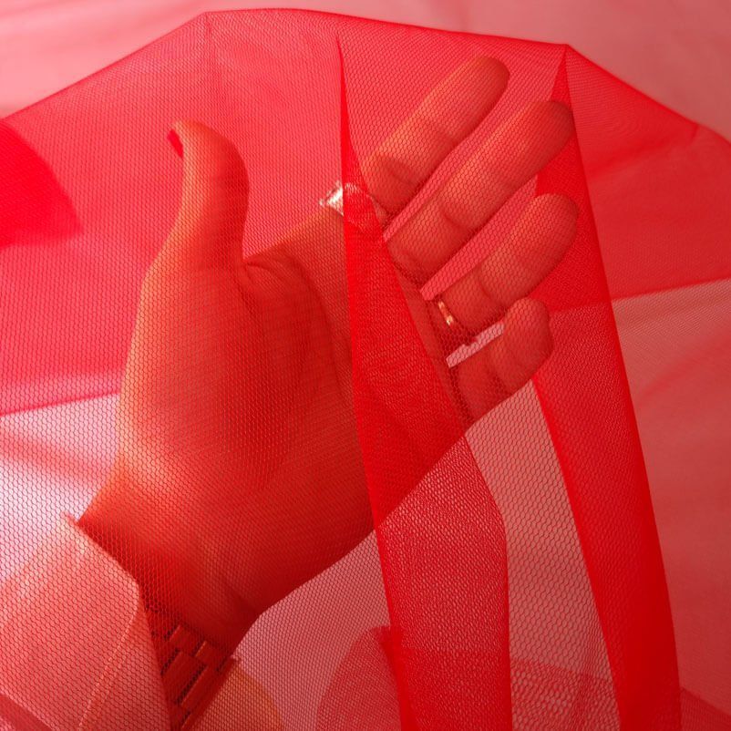 Tela de Tul Tieso Carnaval Rojo (ancho 1,50M) - Imagen 2