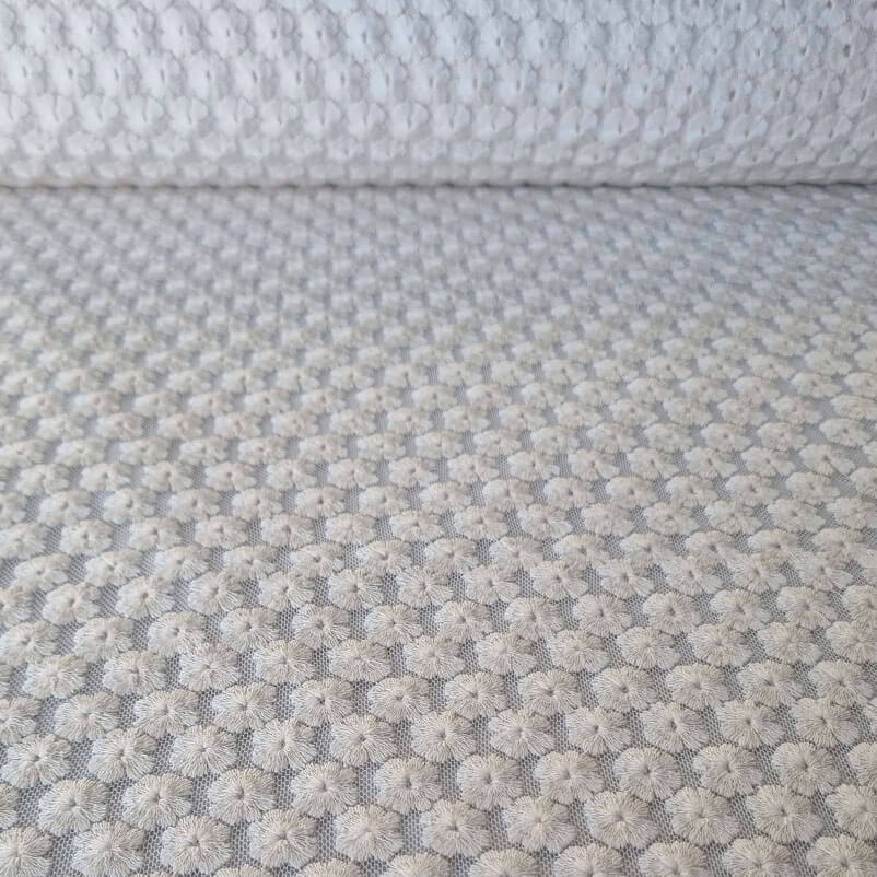 Tela de Tul Cruda con Flores Bordadas (ancho 1,34M)