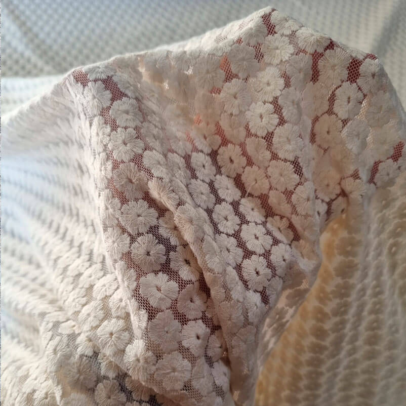 Tela de Tul Cruda con Flores Bordadas (ancho 1,34M) - Imagen 2