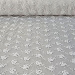 Tela de Tul Blanco Roto con Ramilletes de Flores Bordadas (ancho 1,45M)