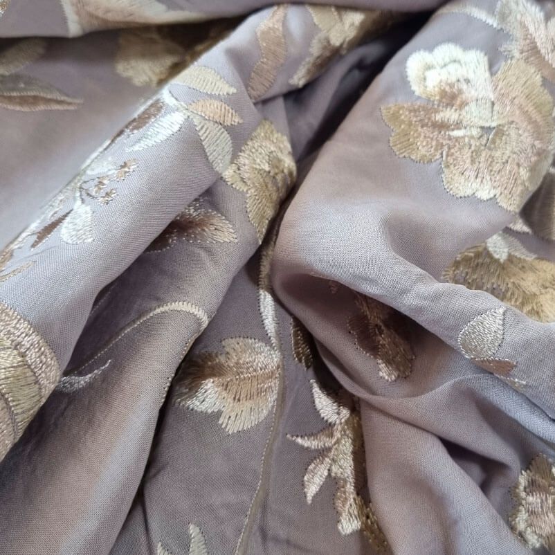 Tela de Viscosa Mantón de Manila Gris con Bordado Flores Beige (ancho 1,45M) - Imagen 2
