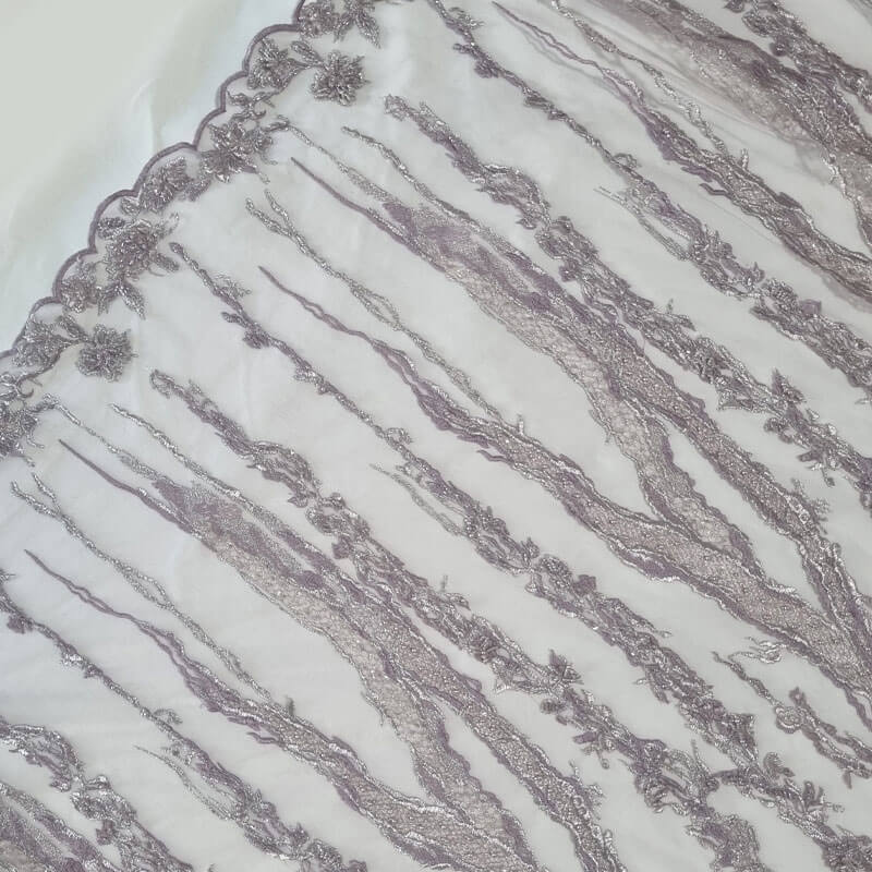 Tela de Tul Malva Bordada con Pedrería y Blondas (Ancho 1,33M) - Imagen 3
