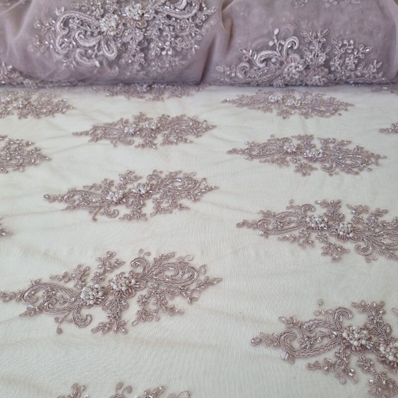 Tela de Tul Malva Bordada con Pedrería y Blondas (Ancho 1,27M)