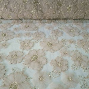 Tela de Tul Nude con Relieve en Flor Lentejuelas y Pedrería (ancho 1,68M)
