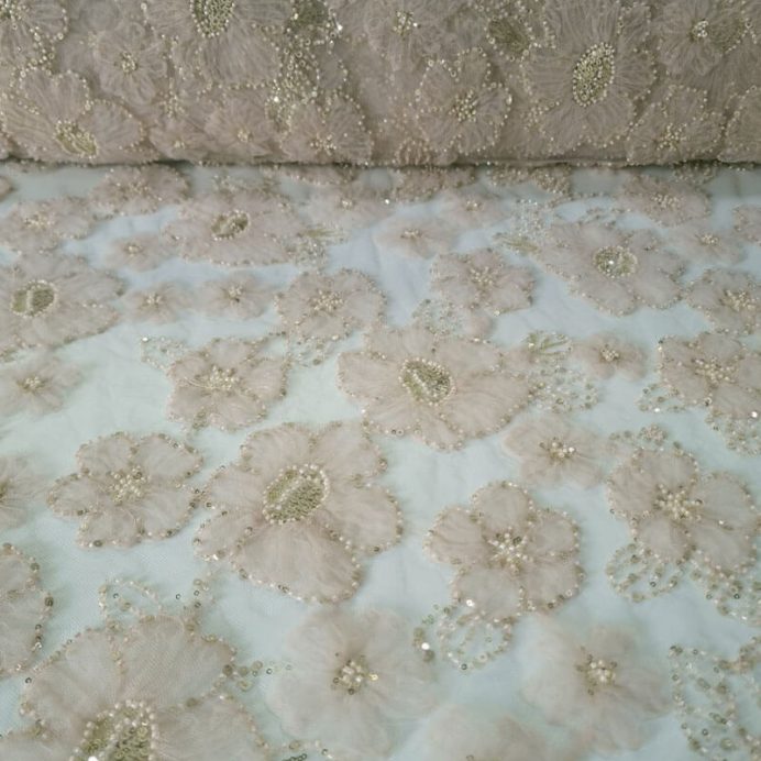 Tela de Tul Nude con Relieve en Flor Lentejuelas y Pedrería (ancho 1,68M)