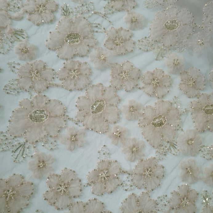 Tela de Tul Nude con Relieve en Flor Lentejuelas y Pedrería (ancho 1,68M) - Imagen 3