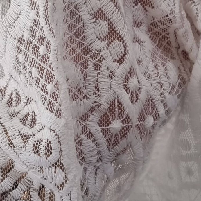 Tela de Tul Blanca Bordada con Blondas (ancho 1,40M) - Imagen 3
