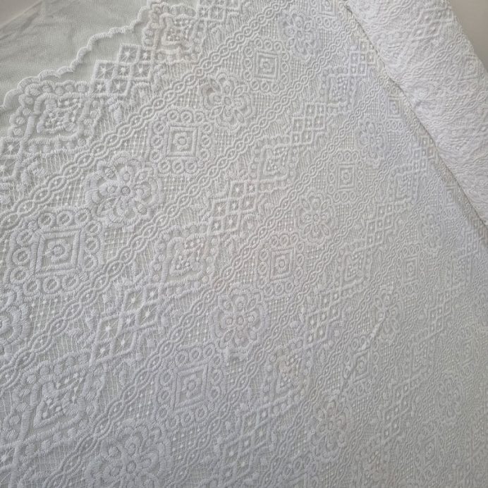 Tela de Tul Blanca Bordada con Blondas (ancho 1,40M) - Imagen 5