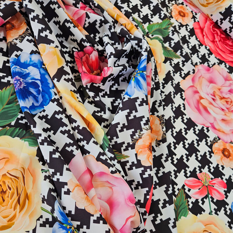 Tela de Crep Koshibo Blanca Pata de Gallo y Rosas (ancho 1,48M) - Imagen 3