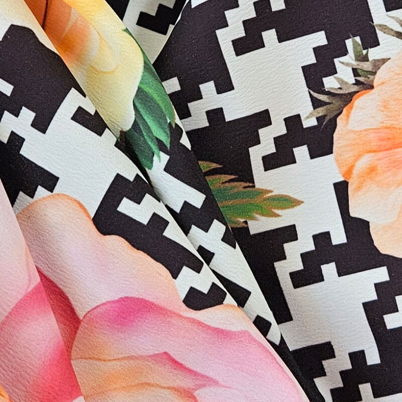 Tela de Crep Koshibo Blanca Pata de Gallo y Rosas (ancho 1,48M) - Imagen 2