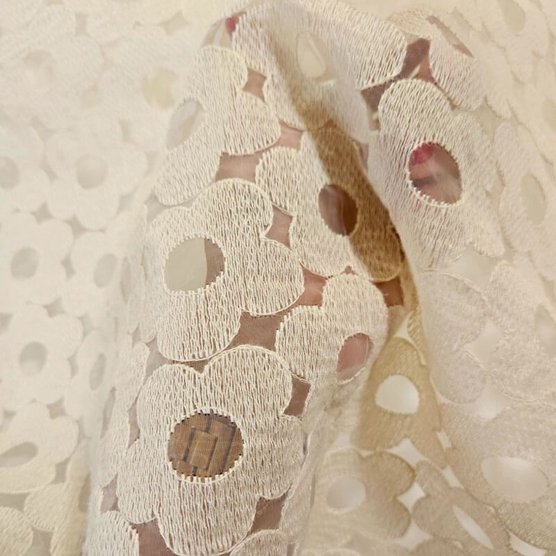 Tela de Organza Blanca con Flor Bordadas Beige (ancho 1,50M) - Imagen 2