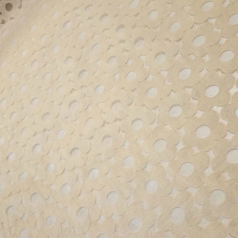 Tela de Organza Blanca con Flor Bordadas Beige (ancho 1,50M) - Imagen 3