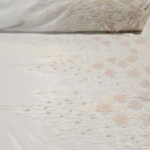 Tela de Tull Cruda con Blondas Bordadas en Flor Beige y Rosa (ancho 1,38M)