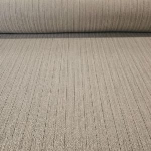 Tela Plana Beige con Diseño de Espiga y Raya Diplomática Negra (ancho 1,44M)