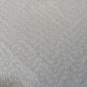 Tela Blanca de Batista Perforada con Bordado tipo Hojas Entrelazadas  (ancho 1,50M)