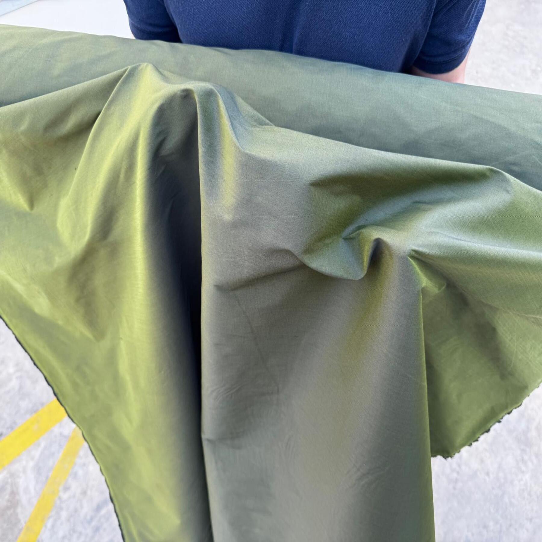 Tafetán Verde Musgo con Trama y Reflejo Lima (Ancho 1,45M) - Imagen 3