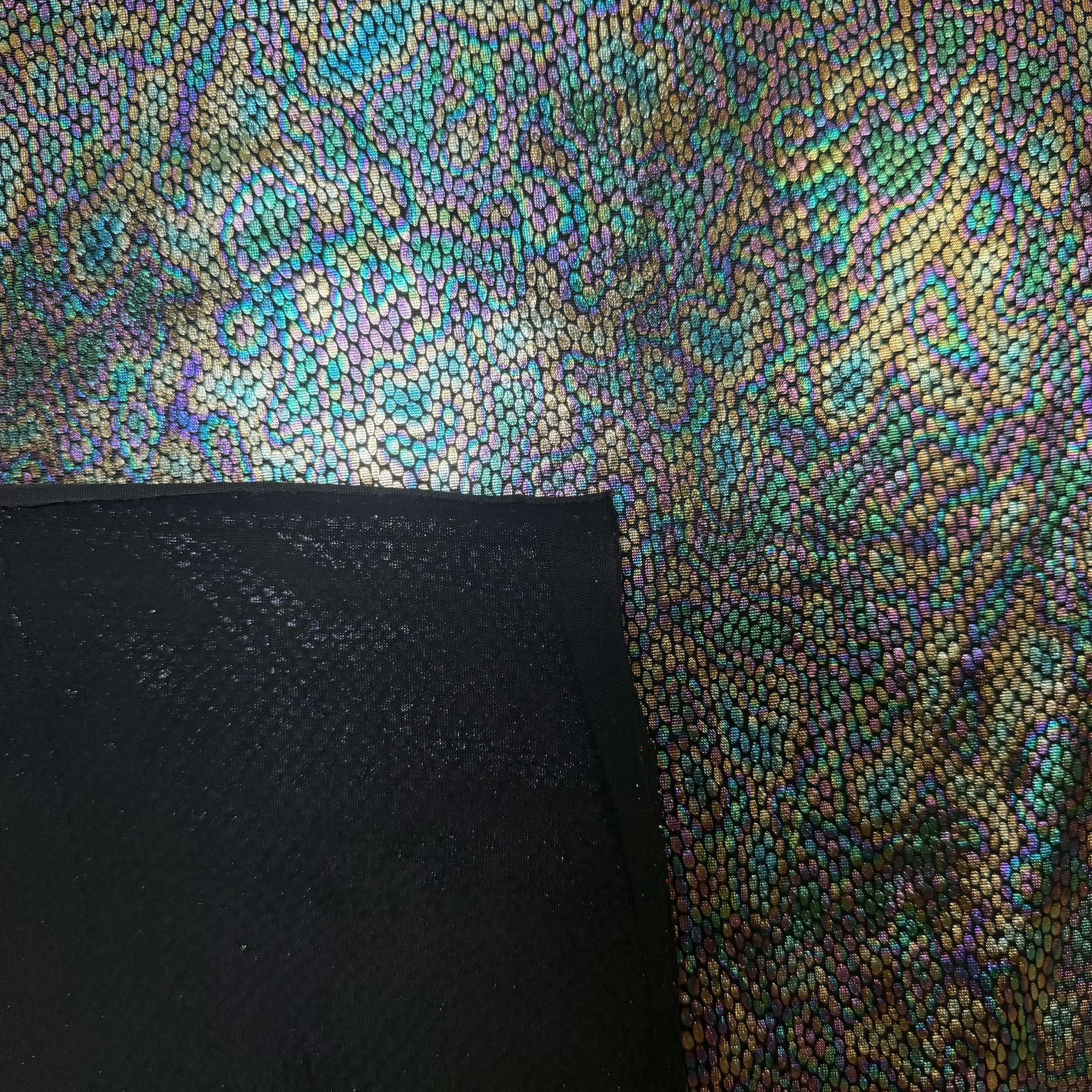Punto Escamas Laminadas Multicolor (Ancho 1,50M) - Imagen 2
