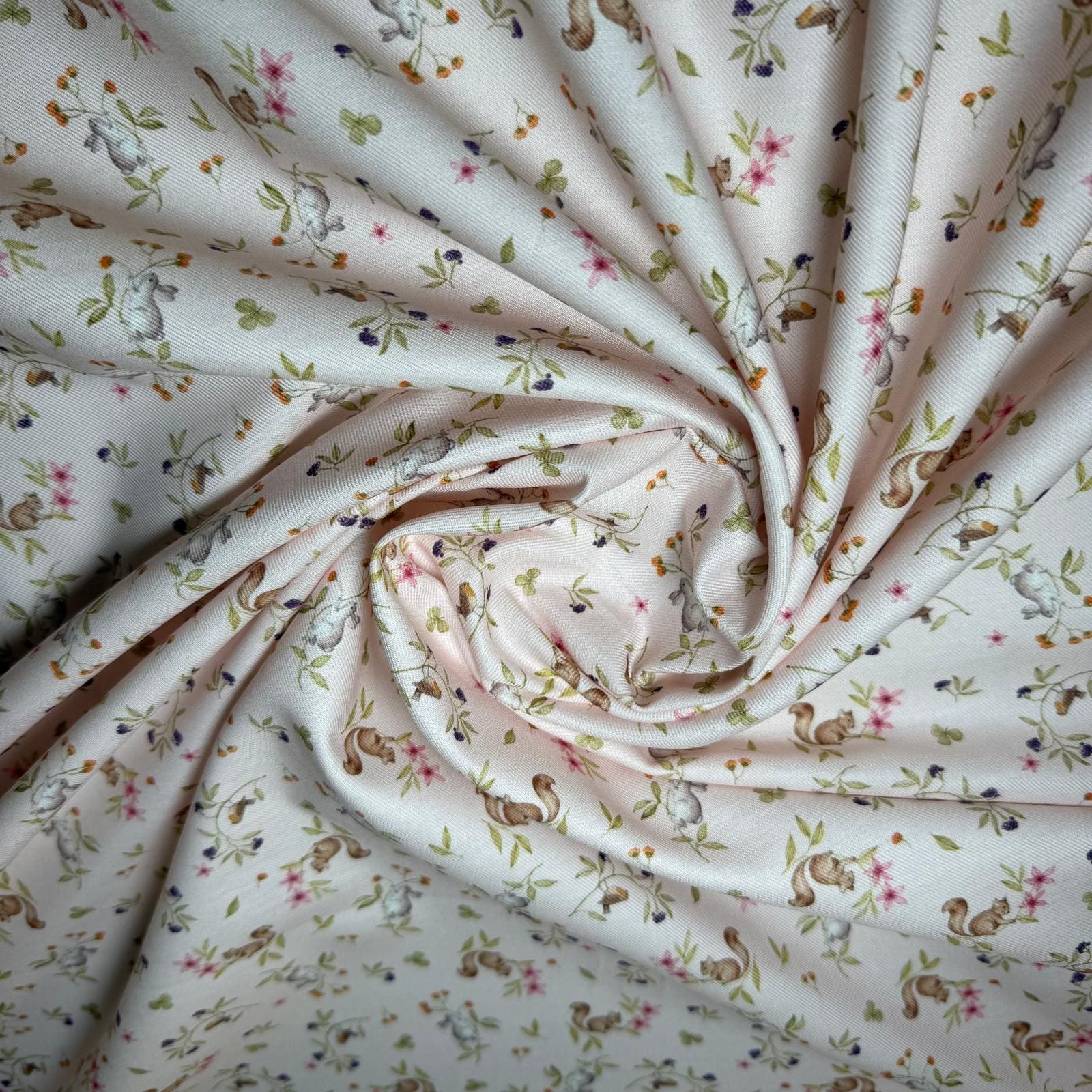 Tela de Villela Motivos Ardillas Rosa Claro (Ancho 1,50M) - Imagen 2