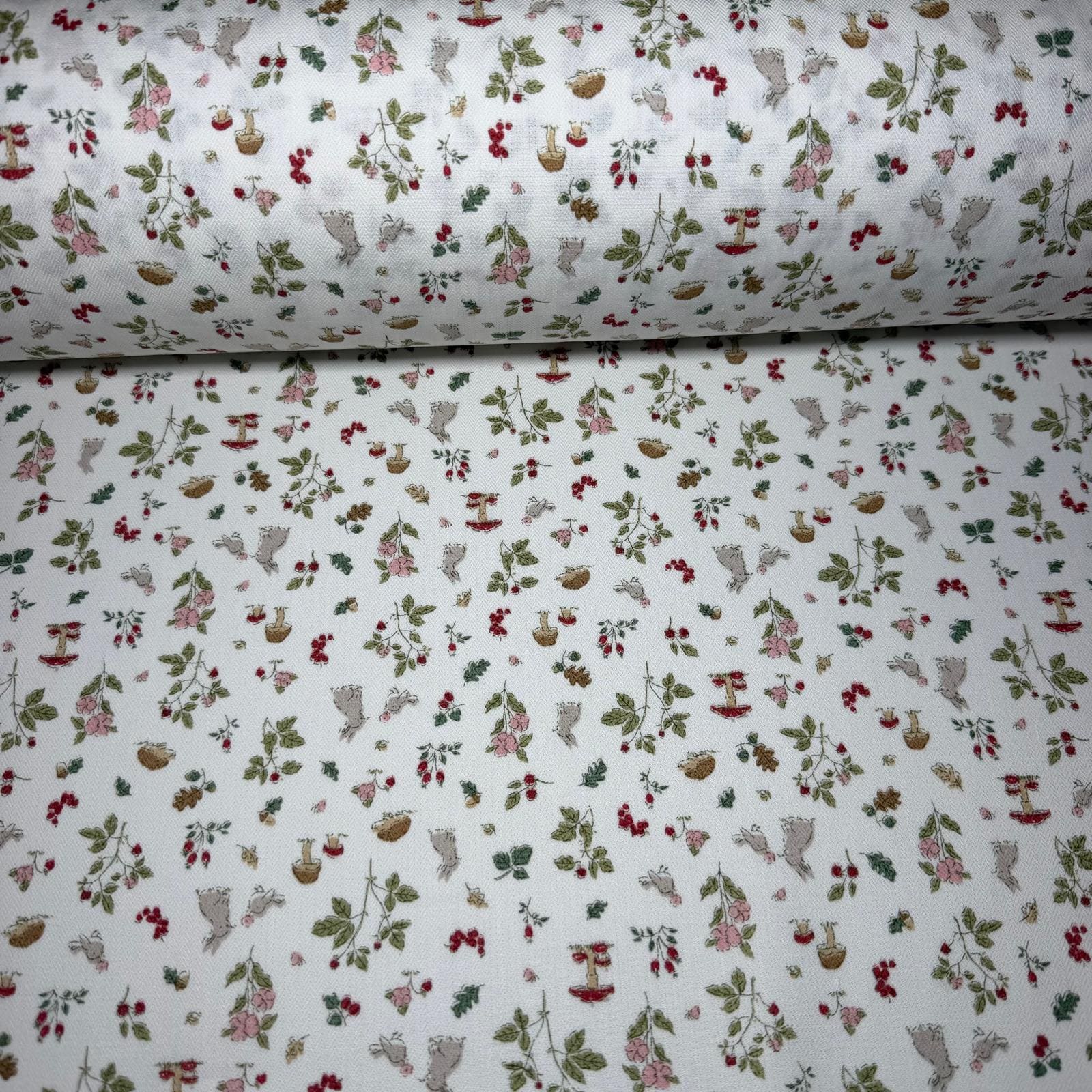 Tela de Villela Motivos Conejitos Crudo (Ancho 1,50M)