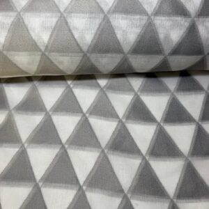 Tela de Visillo Triángulos Blancos y Gris (Ancho 3M)