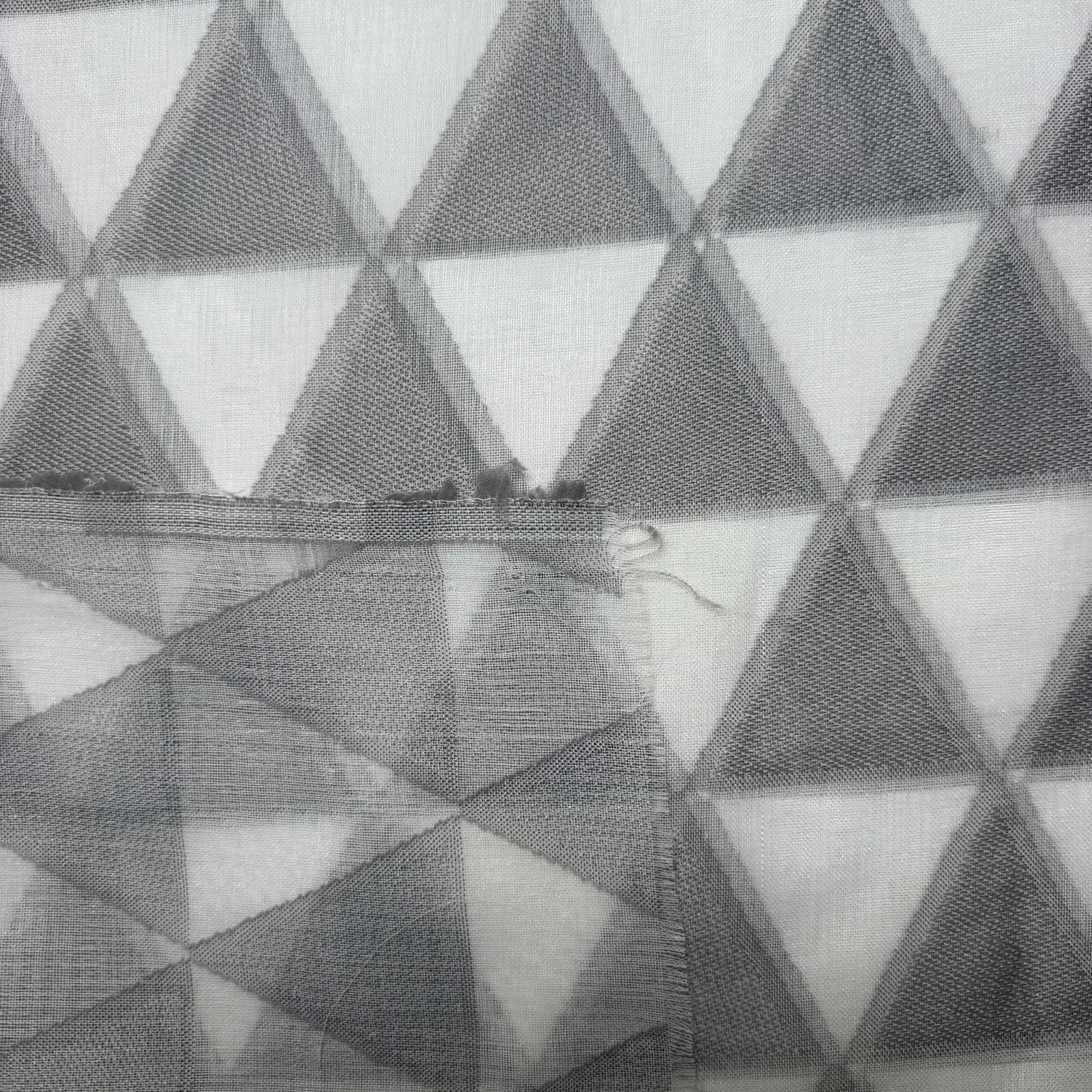 Tela de Visillo Triángulos Blancos y Gris (Ancho 3M) - Imagen 3