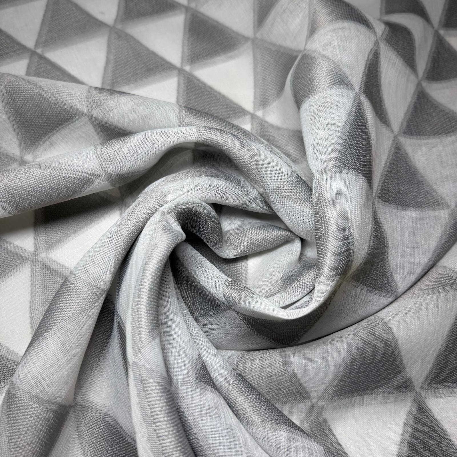 Tela de Visillo Triángulos Blancos y Gris (Ancho 3M) - Imagen 2