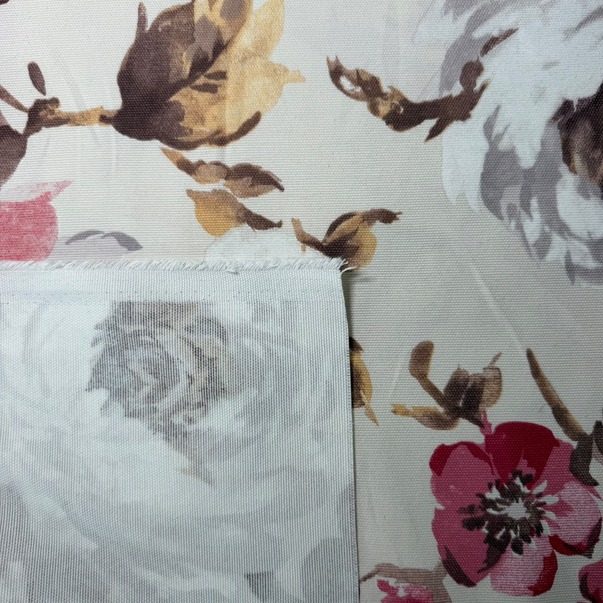Tela de Half Panamá con Flor Blanca y Rosa sobre Fondo Crudo (Ancho 1,40M) - Imagen 3