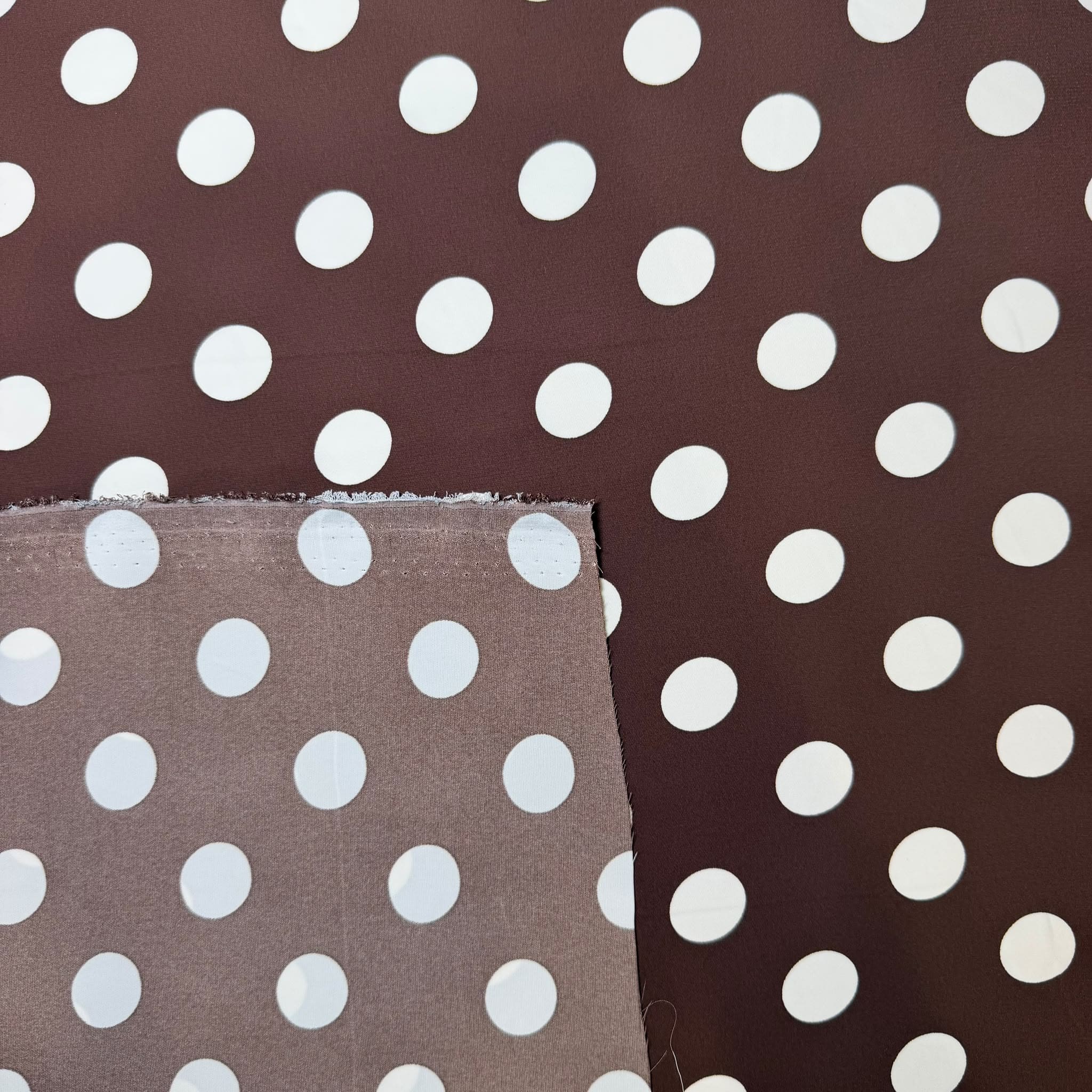 Tela de Bielástico Fino Fondo Marrón Chocolate con Lunares Blancos (Ancho 1,50M) - Imagen 3