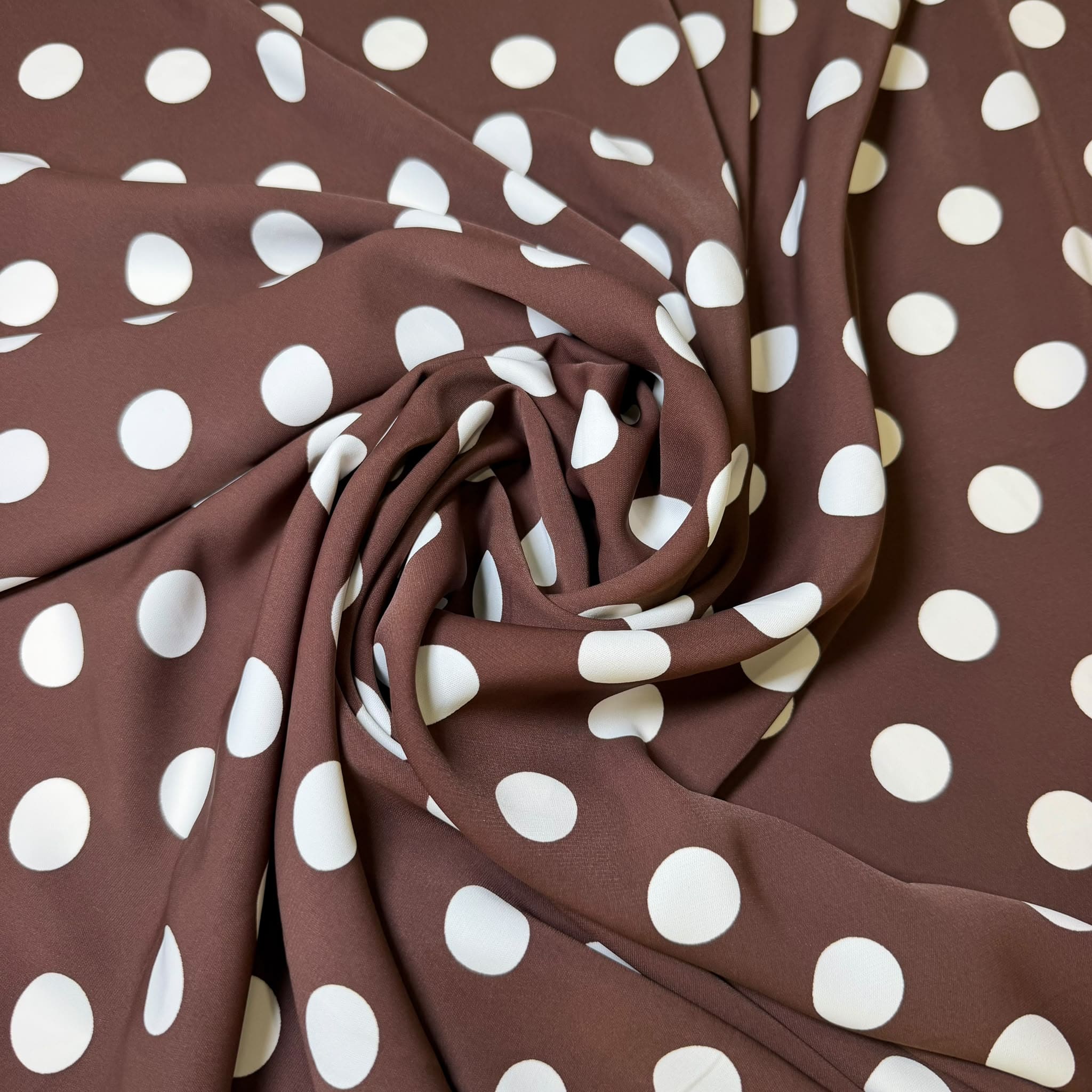 Tela de Bielástico Fino Fondo Marrón Chocolate con Lunares Blancos (Ancho 1,50M) - Imagen 2